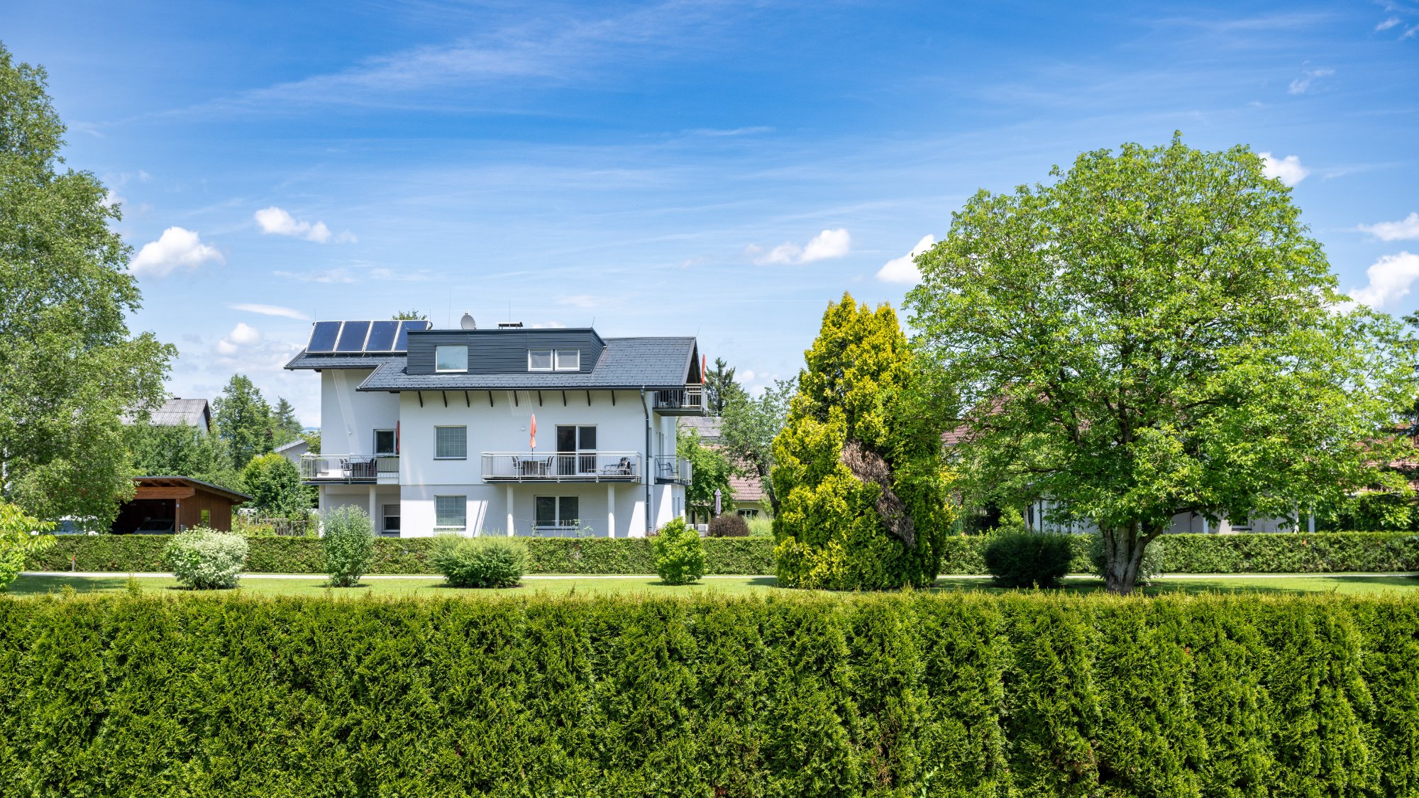 Haupthaus am Klopeiner See – 4-Edelweiß-Ferienwohnungen in ruhiger Grünlage mit großem Garten, 400 m zum See